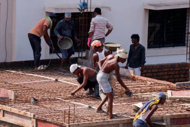 MUMBAI, MAHARASHTRA, INDIA 12 Kasım 2019: İnşaat işçileri bir inşaat sahasında çalışıyor. Hindistan 'da inşaat işçileri iş yerinde güvenlik önlemi almıyorlar..