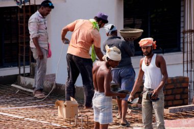 MUMBAI, MAHARASHTRA, INDIA 12 Kasım 2019: İnşaat işçileri bir inşaat sahasında çalışıyor. Hindistan 'da inşaat işçileri iş yerinde güvenlik önlemi almıyorlar..