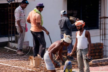 MUMBAI, MAHARASHTRA, INDIA 12 Kasım 2019: İnşaat işçileri bir inşaat sahasında çalışıyor. Hindistan 'da inşaat işçileri iş yerinde güvenlik önlemi almıyorlar..