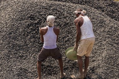 MUMBAI, MAHARASHTRA, INDIA 12 Kasım 2019: İnşaat işçileri bir inşaat sahasında çalışıyor. Hindistan 'da inşaat işçileri iş yerinde güvenlik önlemi almıyorlar..