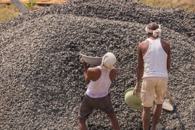 MUMBAI, MAHARASHTRA, INDIA 12 Kasım 2019: İnşaat işçileri bir inşaat sahasında çalışıyor. Hindistan 'da inşaat işçileri iş yerinde güvenlik önlemi almıyorlar..