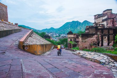 Rajasthan 'daki Jaipur dışındaki Amer Kalesi, Hindistan ve UNESCO' nun Dünya Mirasları Alanının başlıca turistik merkezlerinden biri.