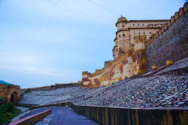 Rajasthan 'daki Jaipur dışındaki Amer Kalesi, Hindistan ve UNESCO' nun Dünya Mirasları Alanının başlıca turistik merkezlerinden biri.