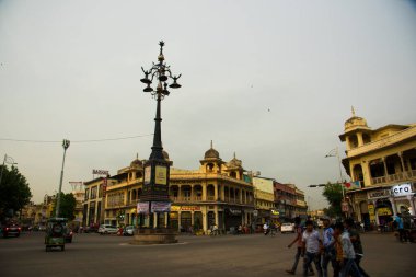 JAIPUR, INDIA 13 AĞUSTOS 2019: Yoğun trafik ve Jaipur yolundaki insanlar.