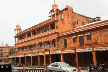 JAIPUR, INDIA 13 AĞUSTOS 2019: Yoğun trafik ve Jaipur yolundaki insanlar.