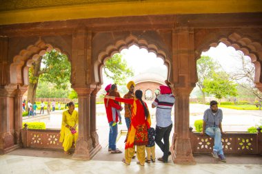 JAIPUR, INDIA 11 AĞUSTOS 2019: Rajasthan 'ın Jaipur kentindeki Amer Kalesi' ndeki turistler, Hindistan ve UNESCO 'nun Dünya Mirasları Alanının başlıca turizm merkezlerinden biri.