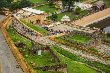 JAIPUR, INDIA 11 AĞUSTOS 2019: Tüm dünyadan turistler Amer Fort, Jaipur 'da, Hindistan ve UNESCO' nun dünya mirası sahasının başlıca turistik merkezlerinden biri..