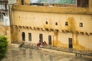 JAIPUR, INDIA 11 AĞUSTOS 2019: Tüm dünyadan turistler Amer Fort, Jaipur 'da, Hindistan ve UNESCO' nun dünya mirası sahasının başlıca turistik merkezlerinden biri..