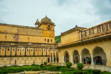 JAIPUR, INDIA 11 AĞUSTOS 2019: Tüm dünyadan turistler Amer Fort, Jaipur 'da, Hindistan ve UNESCO' nun dünya mirası sahasının başlıca turistik merkezlerinden biri..