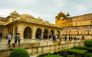 JAIPUR, INDIA 11 AĞUSTOS 2019: Tüm dünyadan turistler Amer Fort, Jaipur 'da, Hindistan ve UNESCO' nun dünya mirası sahasının başlıca turistik merkezlerinden biri..