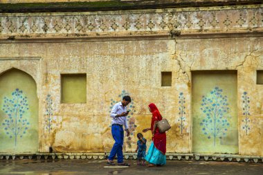 JAIPUR, INDIA 11 AĞUSTOS 2019: Tüm dünyadan turistler Amer Fort, Jaipur 'da, Hindistan ve UNESCO' nun dünya mirası sahasının başlıca turistik merkezlerinden biri..