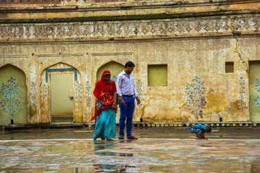 JAIPUR, INDIA 11 AĞUSTOS 2019: Tüm dünyadan turistler Amer Fort, Jaipur 'da, Hindistan ve UNESCO' nun dünya mirası sahasının başlıca turistik merkezlerinden biri..