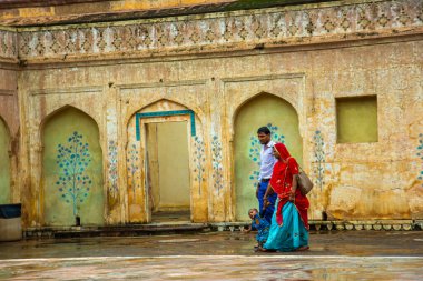 JAIPUR, INDIA 11 AĞUSTOS 2019: Tüm dünyadan turistler Amer Fort, Jaipur 'da, Hindistan ve UNESCO' nun dünya mirası sahasının başlıca turistik merkezlerinden biri..