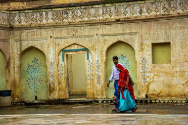 JAIPUR, INDIA 11 AĞUSTOS 2019: Tüm dünyadan turistler Amer Fort, Jaipur 'da, Hindistan ve UNESCO' nun dünya mirası sahasının başlıca turistik merkezlerinden biri..