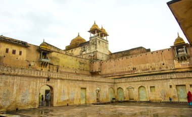 JAIPUR, INDIA 11 AĞUSTOS 2019: Tüm dünyadan turistler Amer Fort, Jaipur 'da, Hindistan ve UNESCO' nun dünya mirası sahasının başlıca turistik merkezlerinden biri..