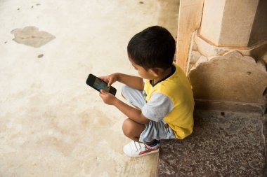 JAIPUR, INDIA 11 AĞUSTOS 2019: Tüm dünyadan turistler Amer Fort, Jaipur 'da, Hindistan ve UNESCO' nun dünya mirası sahasının başlıca turistik merkezlerinden biri..