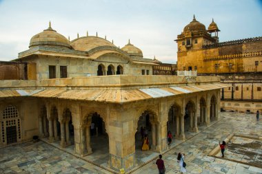 JAIPUR, INDIA 11 AĞUSTOS 2019: Tüm dünyadan turistler Amer Fort, Jaipur 'da, Hindistan ve UNESCO' nun dünya mirası sahasının başlıca turistik merkezlerinden biri..