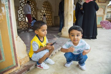 JAIPUR, INDIA 11 AĞUSTOS 2019: Tüm dünyadan turistler Amer Fort, Jaipur 'da, Hindistan ve UNESCO' nun dünya mirası sahasının başlıca turistik merkezlerinden biri..