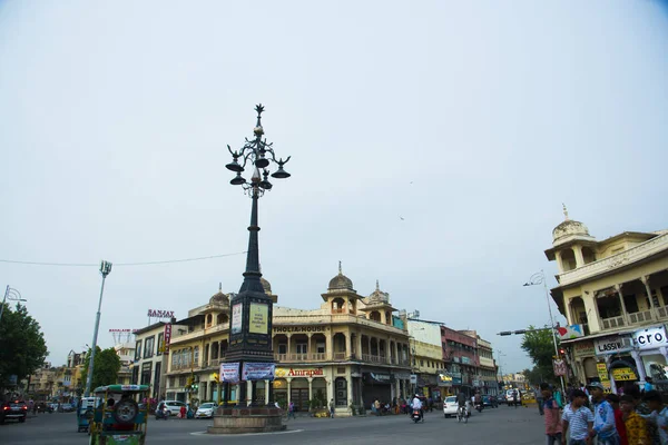 JAIPUR, INDIA 13 AĞUSTOS 2019: Yoğun trafik ve Jaipur yolundaki insanlar.