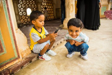 JAIPUR, INDIA 11 AĞUSTOS 2019: Tüm dünyadan turistler Amer Fort, Jaipur 'da, Hindistan ve UNESCO' nun dünya mirası sahasının başlıca turistik merkezlerinden biri..