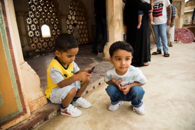 JAIPUR, INDIA 11 AĞUSTOS 2019: Tüm dünyadan turistler Amer Fort, Jaipur 'da, Hindistan ve UNESCO' nun dünya mirası sahasının başlıca turistik merkezlerinden biri..