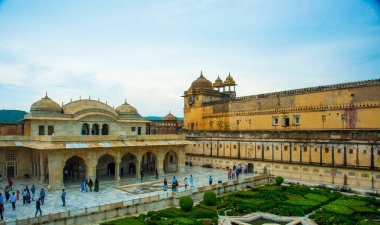 JAIPUR, INDIA 11 AĞUSTOS 2019: Tüm dünyadan turistler Amer Fort, Jaipur 'da, Hindistan ve UNESCO' nun dünya mirası sahasının başlıca turistik merkezlerinden biri..