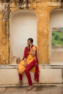 JAIPUR, INDIA 11 AĞUSTOS 2019: Tüm dünyadan turistler Amer Fort, Jaipur 'da, Hindistan ve UNESCO' nun dünya mirası sahasının başlıca turistik merkezlerinden biri..