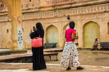 JAIPUR, INDIA 11 AĞUSTOS 2019: Tüm dünyadan turistler Amer Fort, Jaipur 'da, Hindistan ve UNESCO' nun dünya mirası sahasının başlıca turistik merkezlerinden biri..