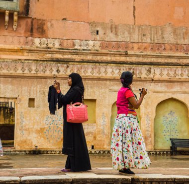JAIPUR, INDIA 11 AĞUSTOS 2019: Tüm dünyadan turistler Amer Fort, Jaipur 'da, Hindistan ve UNESCO' nun dünya mirası sahasının başlıca turistik merkezlerinden biri..
