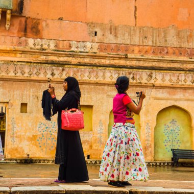 JAIPUR, INDIA 11 AĞUSTOS 2019: Tüm dünyadan turistler Amer Fort, Jaipur 'da, Hindistan ve UNESCO' nun dünya mirası sahasının başlıca turistik merkezlerinden biri..