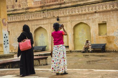 JAIPUR, INDIA 11 AĞUSTOS 2019: Tüm dünyadan turistler Amer Fort, Jaipur 'da, Hindistan ve UNESCO' nun dünya mirası sahasının başlıca turistik merkezlerinden biri..