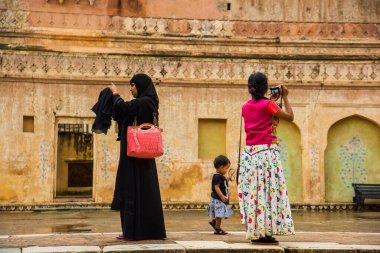 JAIPUR, INDIA 11 AĞUSTOS 2019: Tüm dünyadan turistler Amer Fort, Jaipur 'da, Hindistan ve UNESCO' nun dünya mirası sahasının başlıca turistik merkezlerinden biri..