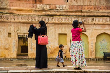 JAIPUR, INDIA 11 AĞUSTOS 2019: Tüm dünyadan turistler Amer Fort, Jaipur 'da, Hindistan ve UNESCO' nun dünya mirası sahasının başlıca turistik merkezlerinden biri..