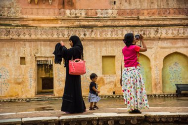 JAIPUR, INDIA 11 AĞUSTOS 2019: Tüm dünyadan turistler Amer Fort, Jaipur 'da, Hindistan ve UNESCO' nun dünya mirası sahasının başlıca turistik merkezlerinden biri..