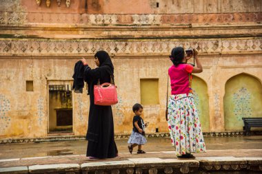 JAIPUR, INDIA 11 AĞUSTOS 2019: Tüm dünyadan turistler Amer Fort, Jaipur 'da, Hindistan ve UNESCO' nun dünya mirası sahasının başlıca turistik merkezlerinden biri..
