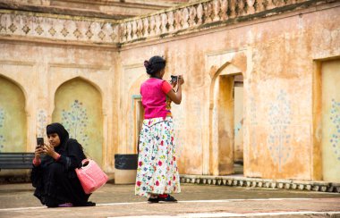 JAIPUR, INDIA 11 AĞUSTOS 2019: Tüm dünyadan turistler Amer Fort, Jaipur 'da, Hindistan ve UNESCO' nun dünya mirası sahasının başlıca turistik merkezlerinden biri..