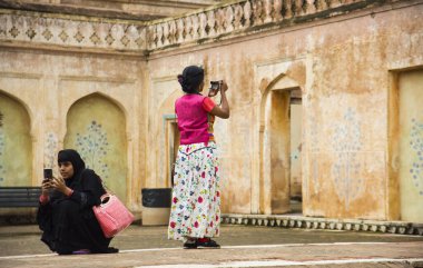 JAIPUR, INDIA 11 AĞUSTOS 2019: Tüm dünyadan turistler Amer Fort, Jaipur 'da, Hindistan ve UNESCO' nun dünya mirası sahasının başlıca turistik merkezlerinden biri..