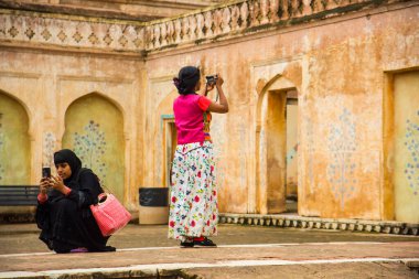 JAIPUR, INDIA 11 AĞUSTOS 2019: Tüm dünyadan turistler Amer Fort, Jaipur 'da, Hindistan ve UNESCO' nun dünya mirası sahasının başlıca turistik merkezlerinden biri..