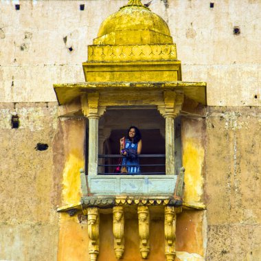 JAIPUR, INDIA 11 AĞUSTOS 2019: Tüm dünyadan turistler Amer Fort, Jaipur 'da, Hindistan ve UNESCO' nun dünya mirası sahasının başlıca turistik merkezlerinden biri..