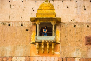 JAIPUR, INDIA 11 AĞUSTOS 2019: Tüm dünyadan turistler Amer Fort, Jaipur 'da, Hindistan ve UNESCO' nun dünya mirası sahasının başlıca turistik merkezlerinden biri..