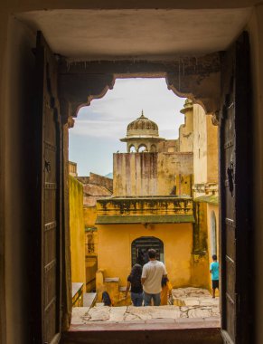 JAIPUR, INDIA 11 AĞUSTOS 2019: Tüm dünyadan turistler Amer Fort, Jaipur 'da, Hindistan ve UNESCO' nun dünya mirası sahasının başlıca turistik merkezlerinden biri..
