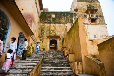 JAIPUR, INDIA 11 AĞUSTOS 2019: Tüm dünyadan turistler Amer Fort, Jaipur 'da, Hindistan ve UNESCO' nun dünya mirası sahasının başlıca turistik merkezlerinden biri..