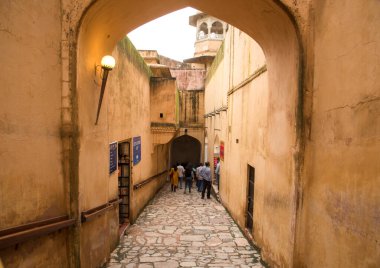 JAIPUR, INDIA 11 AĞUSTOS 2019: Tüm dünyadan turistler Amer Fort, Jaipur 'da, Hindistan ve UNESCO' nun dünya mirası sahasının başlıca turistik merkezlerinden biri..