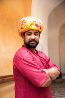 JAIPUR, INDIA 11 AĞUSTOS 2019: Tüm dünyadan turistler Amer Fort, Jaipur 'da, Hindistan ve UNESCO' nun dünya mirası sahasının başlıca turistik merkezlerinden biri..