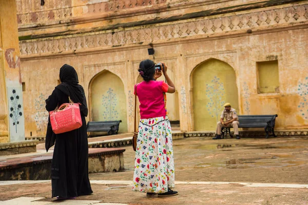JAIPUR, INDIA 11 AĞUSTOS 2019: Tüm dünyadan turistler Amer Fort, Jaipur 'da, Hindistan ve UNESCO' nun dünya mirası sahasının başlıca turistik merkezlerinden biri..