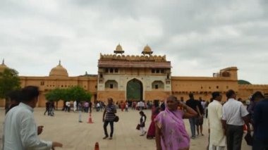 JAIPUR, INDIA 11 AĞUSTOS 2019: Amer Fort, Jaipur 'daki dünyanın dört bir yanından gelen turist kalabalığı, Hindistan ve UNESCO' nun Dünya Mirasları Alanının başlıca turistik merkezlerinden biri..