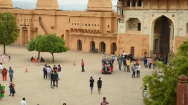 JAIPUR, INDIA 11 AĞUSTOS 2019: Amer Fort, Jaipur 'daki dünyanın dört bir yanından gelen turist kalabalığı, Hindistan ve UNESCO' nun Dünya Mirasları Alanının başlıca turistik merkezlerinden biri..