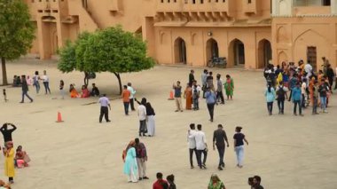 JAIPUR, INDIA 11 AĞUSTOS 2019: Amer Fort, Jaipur 'un dört bir yanından gelen turistlerle dolu, Hindistan' ın ve UNESCO 'nun Dünya Mirası' nın başlıca turistik merkezlerinden biri..