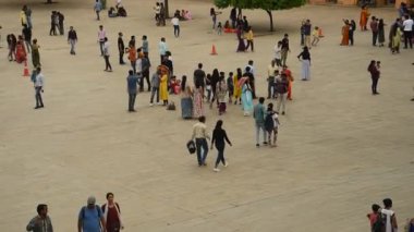 JAIPUR, INDIA 12 AĞUSTOS 2019: Rajasthan 'ın pembe kenti Jaipur' da, Rüzgarlar Sarayı olarak da bilinen Hawa Mahal 'in içinde ziyaretçiler