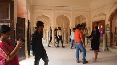 JAIPUR, INDIA 12 AĞUSTOS 2019: Rajasthan 'ın pembe kenti Jaipur' da, Rüzgarlar Sarayı olarak da bilinen Hawa Mahal 'in içinde ziyaretçiler
